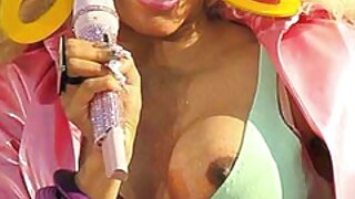 Спортската абонос Кира Ноар ги шири своите пички усни за пулсирачки пулс - 2022-03-14 16:04:34